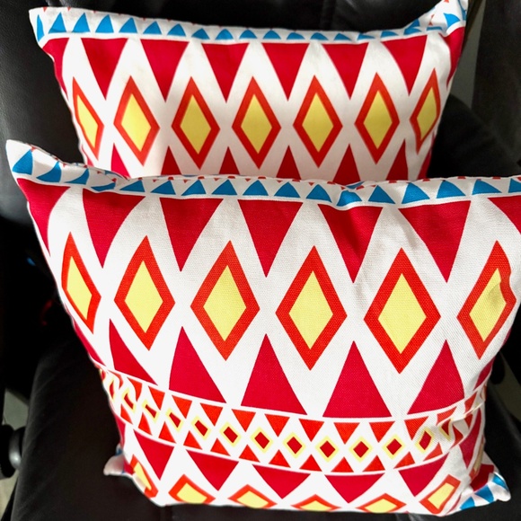 2 new Decorative Accent pillows - Picture 2 of 4